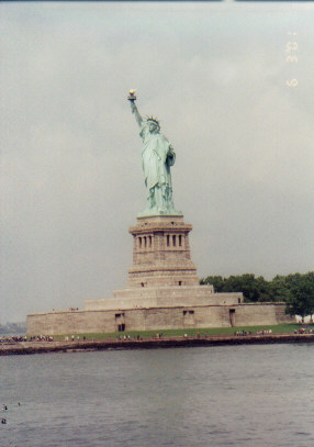 Statue of Liberty from water.jpg (25739 bytes)