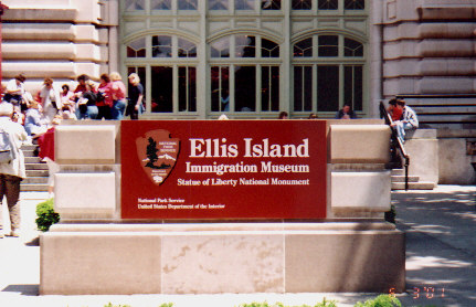 Ellis Island Immigration Museum.jpg (55901 bytes)